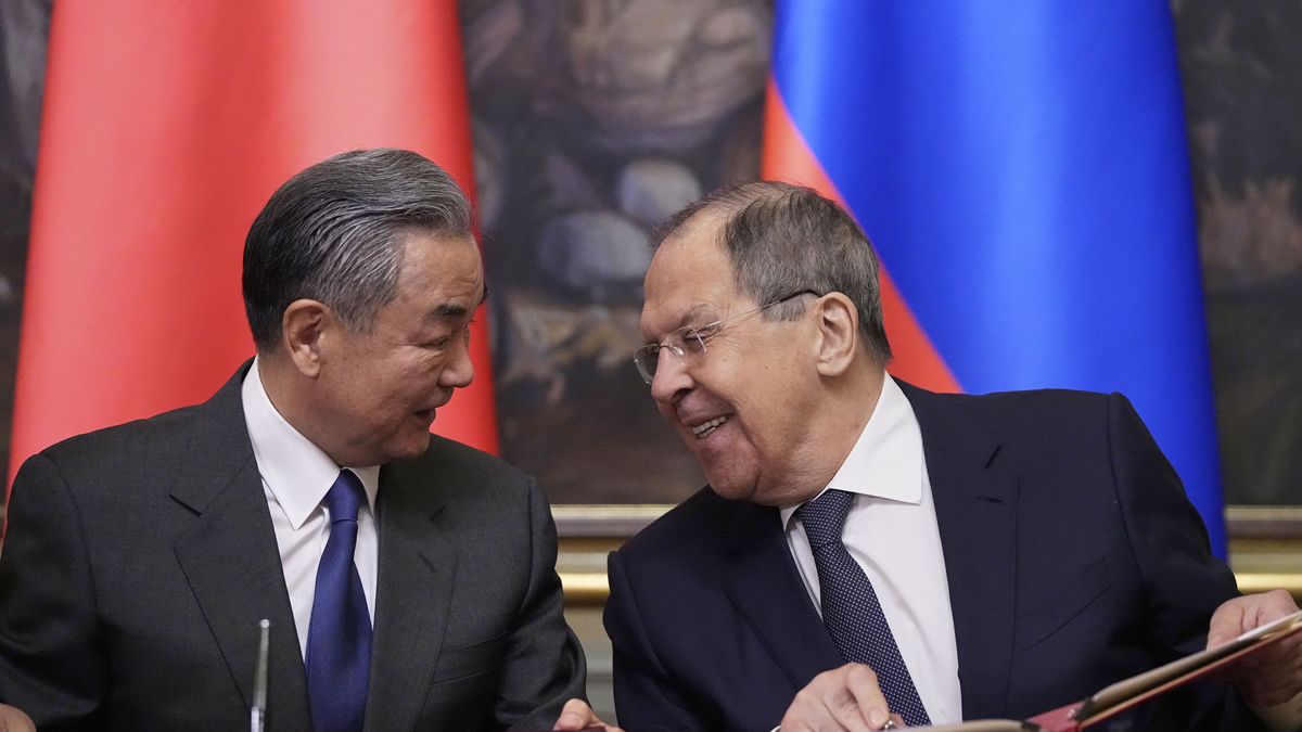 Russian Foreign Minister Sergei Lavrov (R) and Chinese Foreign Minister Wang Yi attend a signing ceremony following their talks in Moscow, Russia, 01 April 2025. China's foreing minister is on a three-day working visit to Russia. EPA/PAVEL BEDNYAKOV / POOL Dostawca: PAP/EPA.