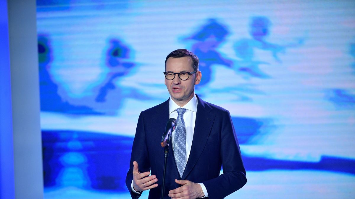 Warszawa, 17.05.2022. Premier Mateusz Morawiecki podczas konferencji prasowej zwołanej w Warszawie, 17 bm. Spotkanie dotyczyło podpisania umowy pomiędzy Miastem i Regionem Gospodarzem oraz Europejskimi Komitetami Olimpijskimi (EOC) na organizację w przyszłym roku trzeciej edycji Igrzysk Europejskich, Kraków-Małopolska 2023. (js) PAP/Marcin Obara