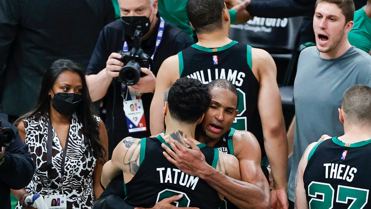 Zdjęcie okładkowe artykułu: PAP/EPA / KAMIL KRZACZYNSKI  / Radość graczy Boston Celtics