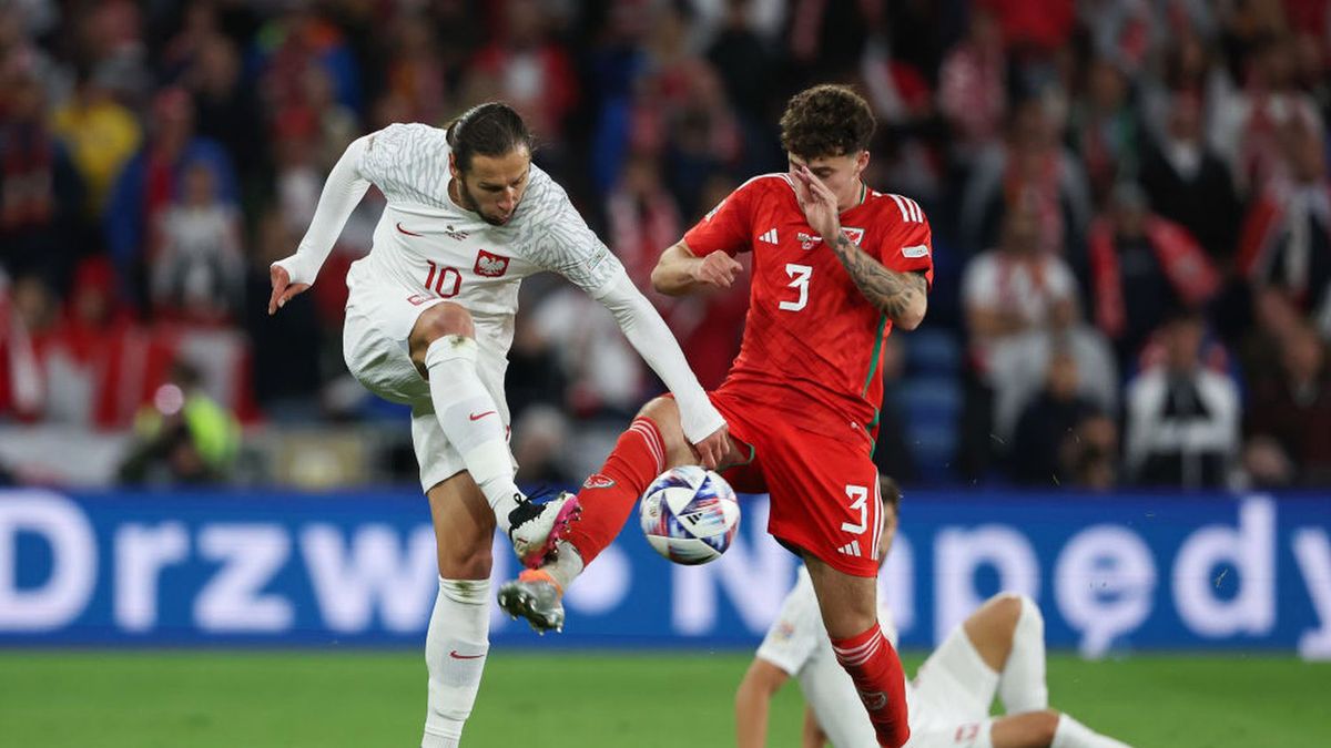 Getty Images / Matthew Ashton / Na zdjęciu: Grzegorz Krychowiak (z lewej) i Neco Williams (z prawej)