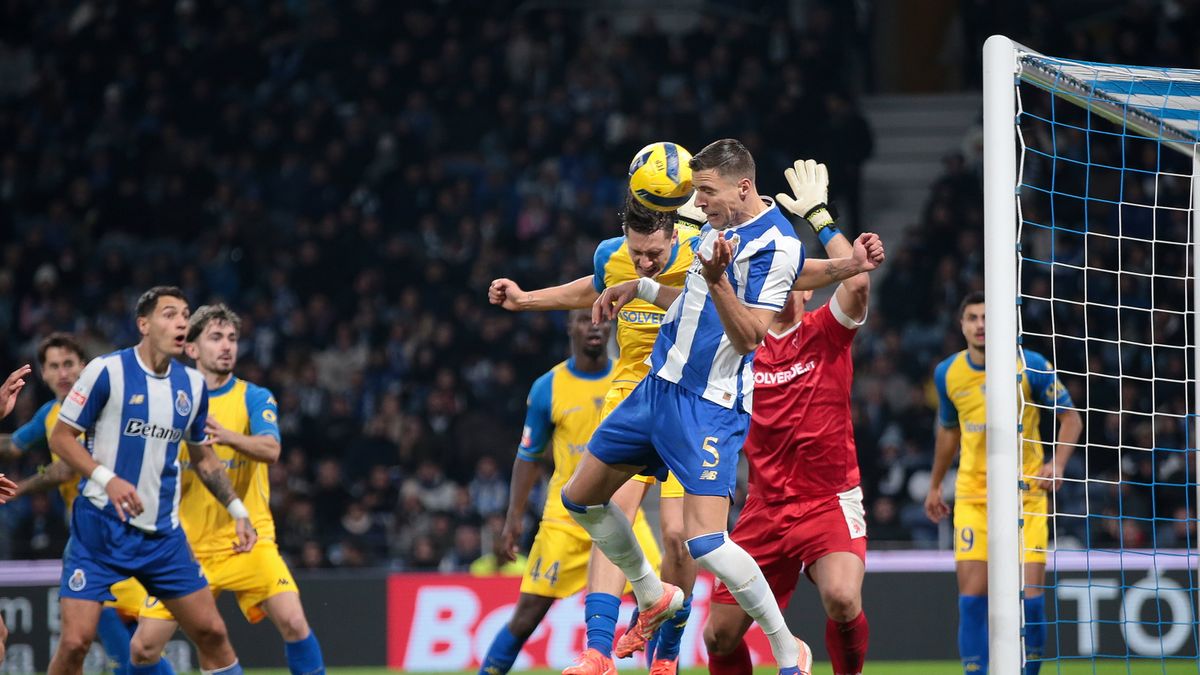 PAP/EPA / MANUEL FERNANDO ARAÚJO / Na zdjęciu: kluczowa interwencja Jana Bednarka w meczu Porto z Estoril