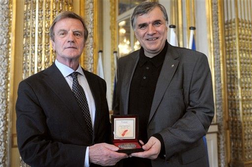 Szef MSZ Francji otrzymał medal za pomoc Polakom