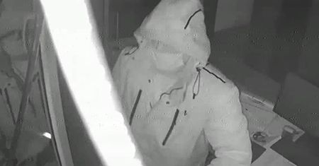Przez okno włamał się do biura i ukradł sporą ilość pieniędzy. Kto go rozpoznaje?