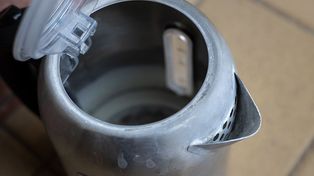 Używasz takiego czajnika? Chemiczka wyjaśnia, czym to grozi