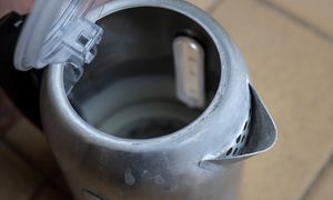 Używasz takiego czajnika? Chemiczka wyjaśnia, czym to grozi