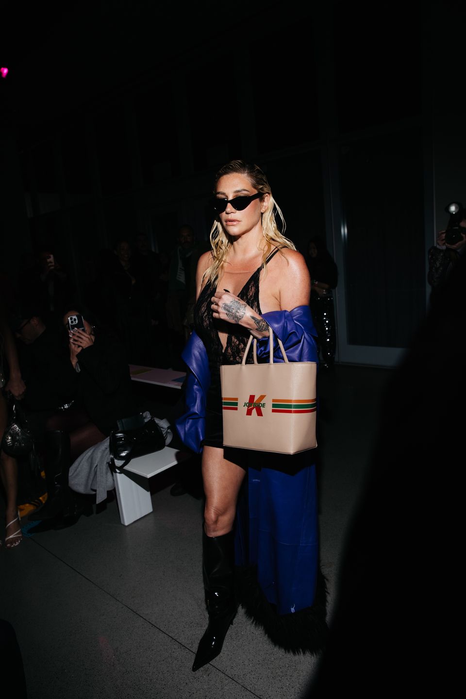 Kesha świeci dekoltem na ulicach Nowego Jorku

