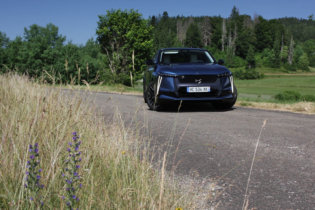 Nowy DS 8. Pierwsze jazdy elektrycznym fastbackiem