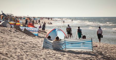 Weź prześcieradło z gumką na plażę. Ten trik jest genialny