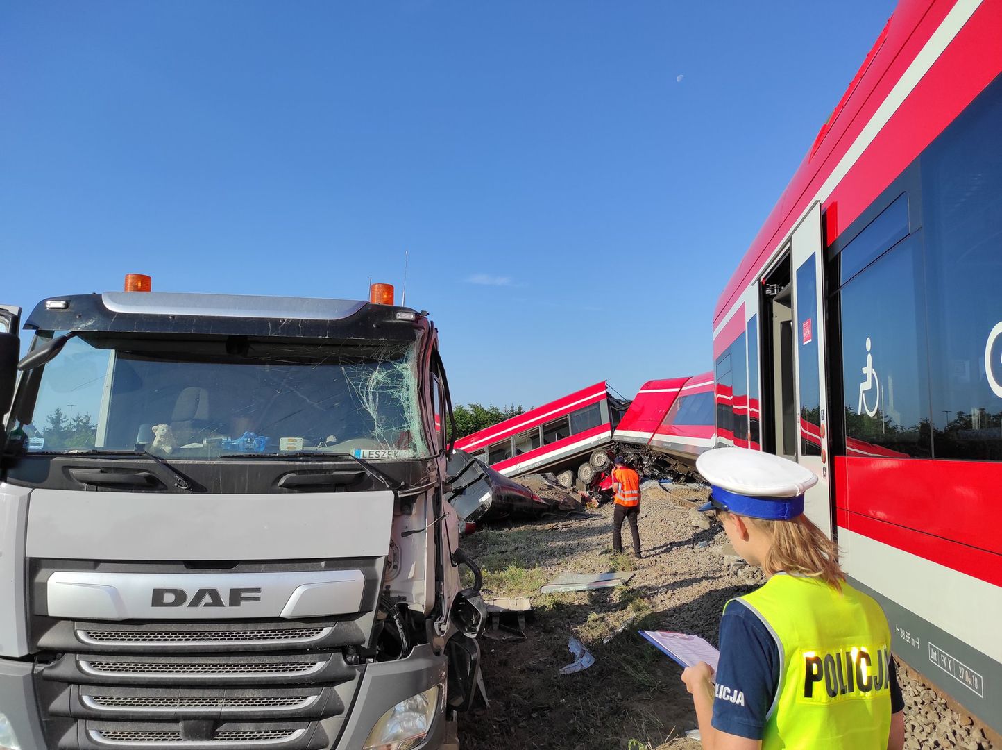 Wypadek pociągu w Kołbaskowie. Uderzył w TIR-a. Ewakuacja pasażerów