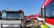 Wypadek pociągu w Kołbaskowie. Uderzył w TIR-a. Ewakuacja pasażerów