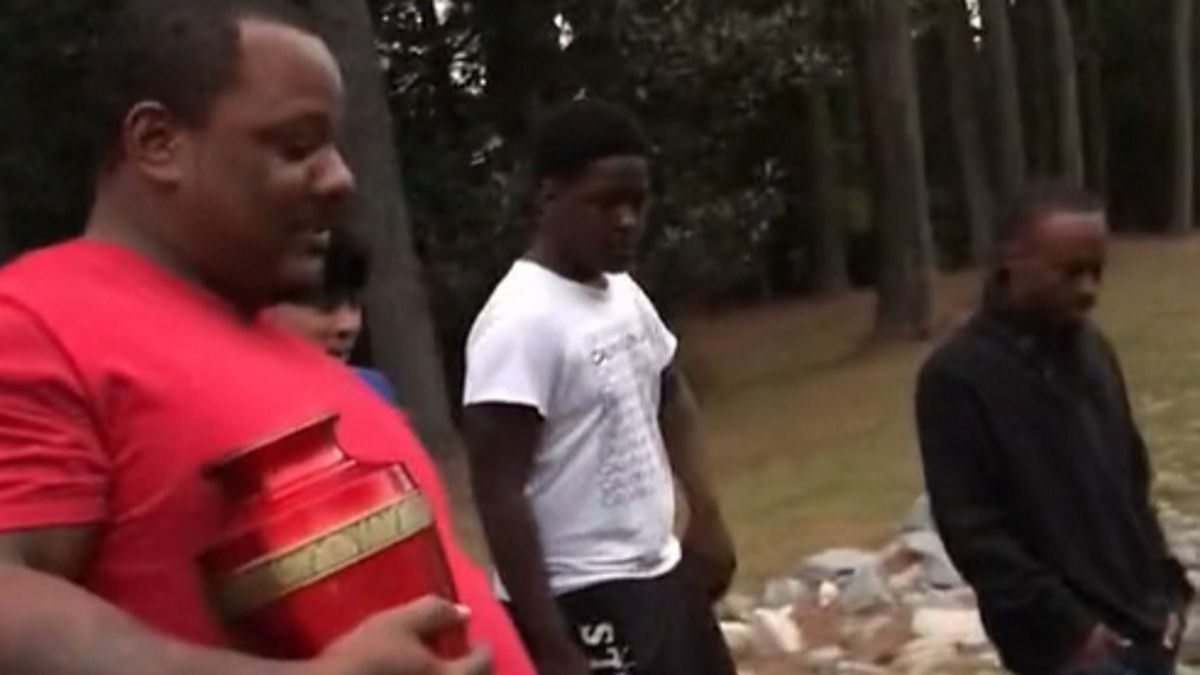 Rodzina rozsypała prochy zmarłej