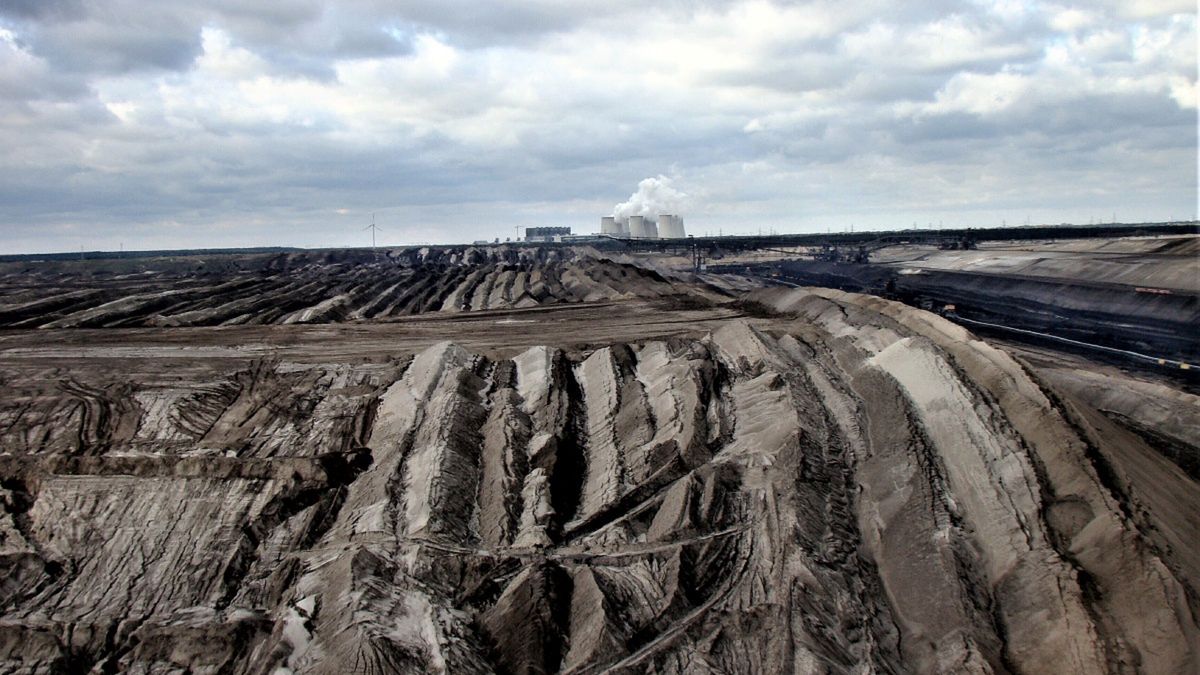 Kopalnia węgla brunatnego w Jaenschwalde. Budowa kopalni odkrywkowej wiąże się z ogromną dewastacją środowiska