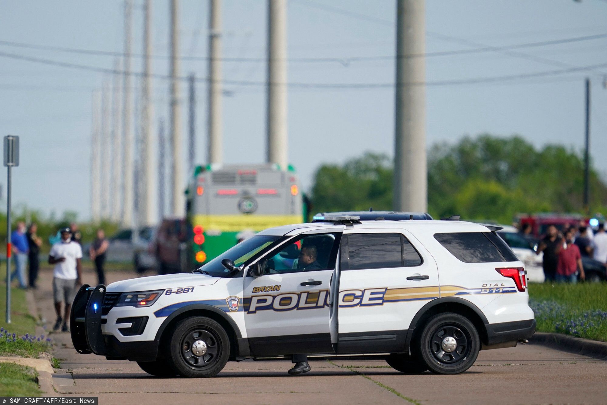 Jedna osoba zgin??a w strzelaninie w Bryan w TeksasieA Bryan police officer blocks road access near the scene of a mass shooting at an industrial park in Bryan in Bryan, Texas on April 8, 2021. - Several victims were rushed to hospital after being shot at a business in Texas, just hours after US President Joe Biden called gun violence an "epidemic" and unveiled plans to tackle the crisis. "At approximately 2.30pm we received a call of a shooting... Officers responded, they found several victims, and they were checking the area, checking the buildings, looking for more victims," said Jason James, a police spokesman in the East Texas city of Bryan. (Photo by Sam Craft / AFP)SAM CRAFT