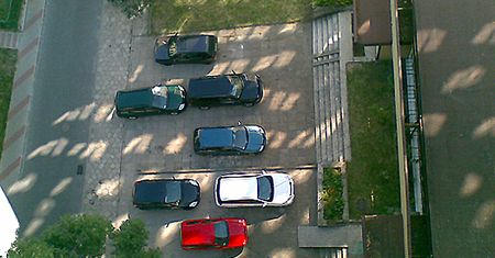 Dwa samochody na jednym miejscu parkingowym