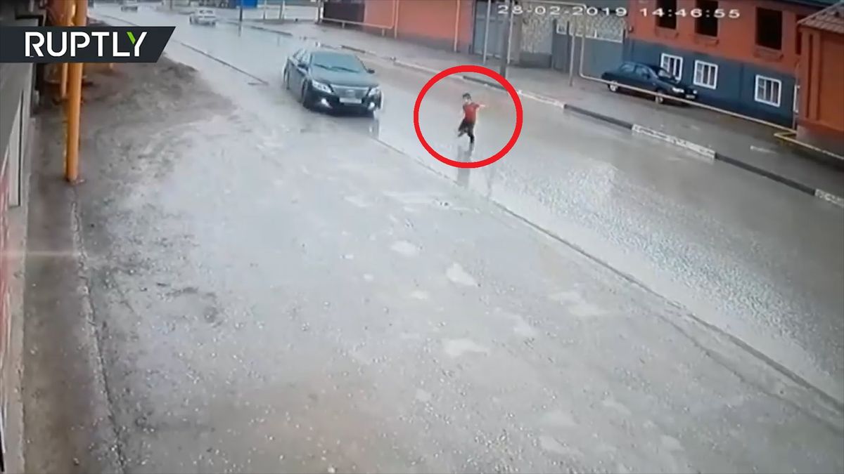 Chłopiec wbiegł pod koła samochodu