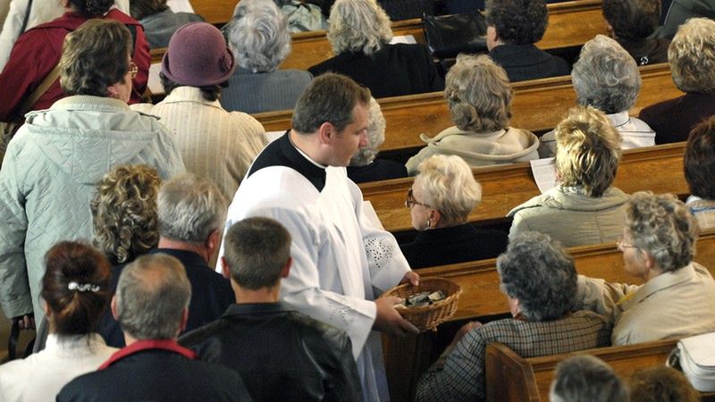 Ponad sto złotych - tyle trzeba wydać, by zorganizować dziecku chrzest w kościele. A to tylko opłata dla parafii