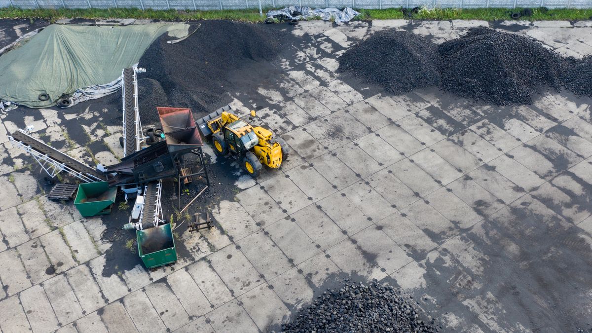 Mazowieckie, 31.08.2022. Skład węgla w jednej z podwarszawskich miejscowości, 31 bm. Trwa trudna sytuacja na rynku węgla kamiennego. (sko) PAP/Leszek Szymański