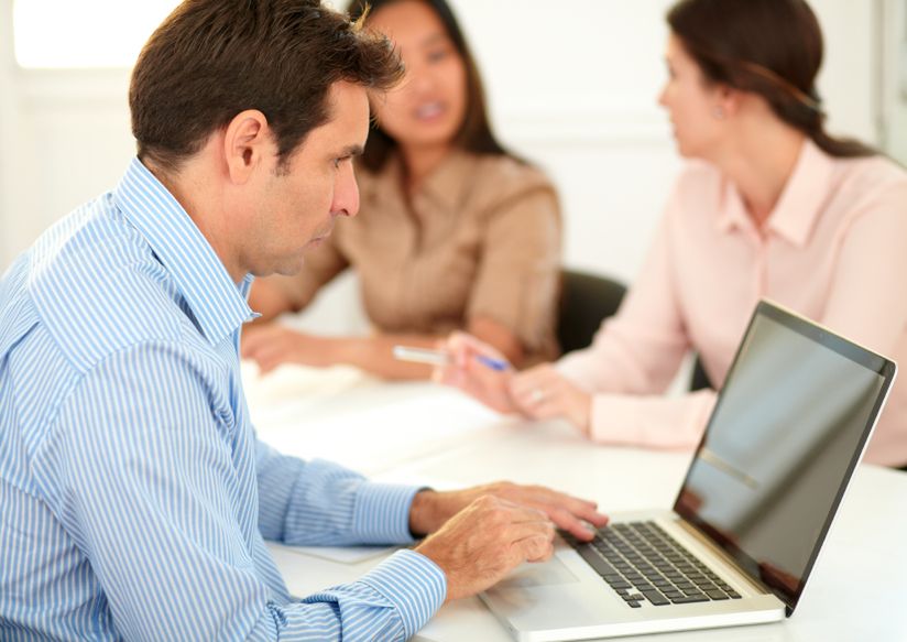 Jedno kliknięcie może zakończyć twoją karierę. Tego unikaj na Facebooku, by nie wylecieć z pracy