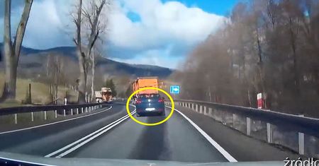 Tir zmiótł 2 auta. Przerażające nagranie z Dolnego Śląska