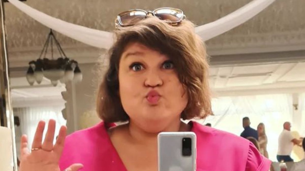 Dominika Gwit w różowej sukience bawi się na poprawinach