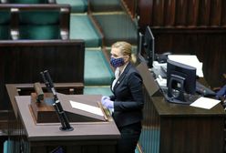Obrady Sejmu w cieniu koronawirusa. Posłowie w maskach i gumowych rękawiczkach