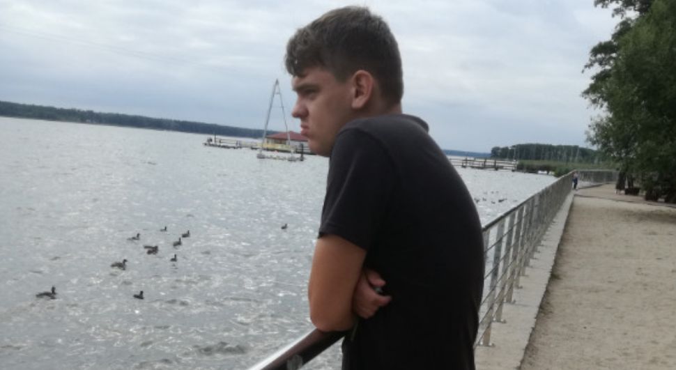 Mateusz urodził się głuchoniemy. Kiedy zmarł jego tata, rodzina wyrzuciła go z domu 