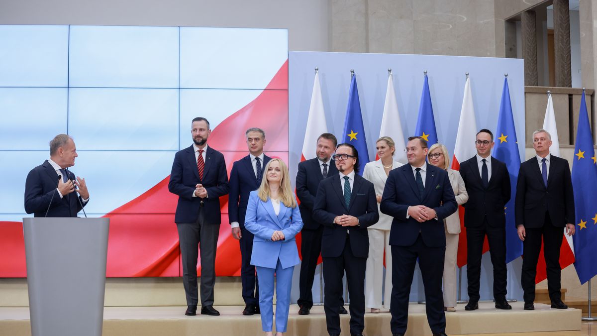 Warszawa, 23.07.2025. Premier Donald Tusk (L) oraz nowi ministrowie, na pierwszym planie od lewej: zdrowia - Jolanta Sobierańska-Grenda, aktywów państwowych - Wojciech Balczun i rolnictwa - Stefan Krajewski podczas konferencji prasowej w KPRM w Warszawie, 23 bm. Szef rządu przedstawił szczegóły rekonstrukcji swojego gabinetu. (mr) PAP/Leszek Szymański
