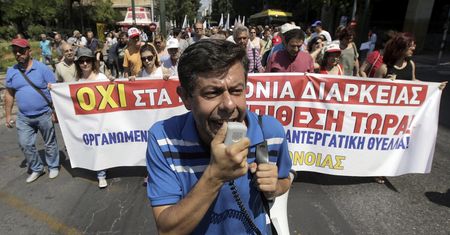Kryzys w Grecji. Fala strajków i protestów przeciw programowi oszczędności ogarnia Ateny