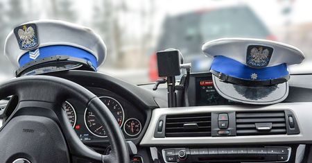 Driftował na parkingu pełnym ludzi. W aucie miał żonę i małe dzieci