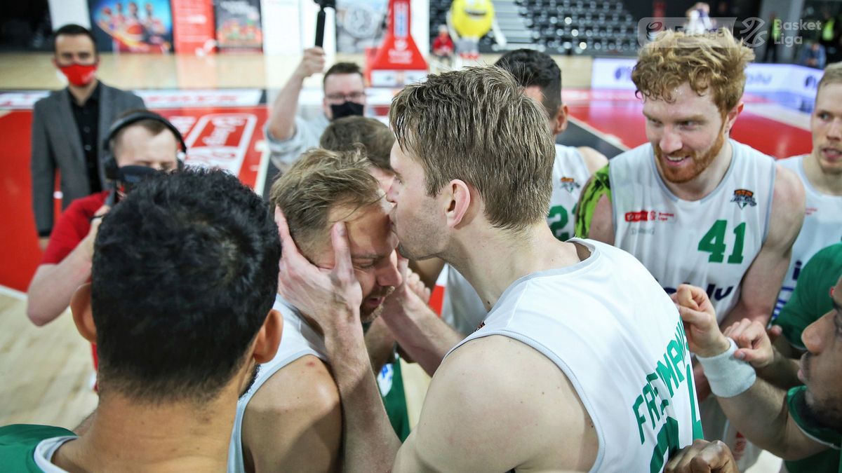 Materiały prasowe / Andrzej Romański / Energa Basket Liga / Na zdjęciu: Łukasz Koszarek i Rolands Freimanis