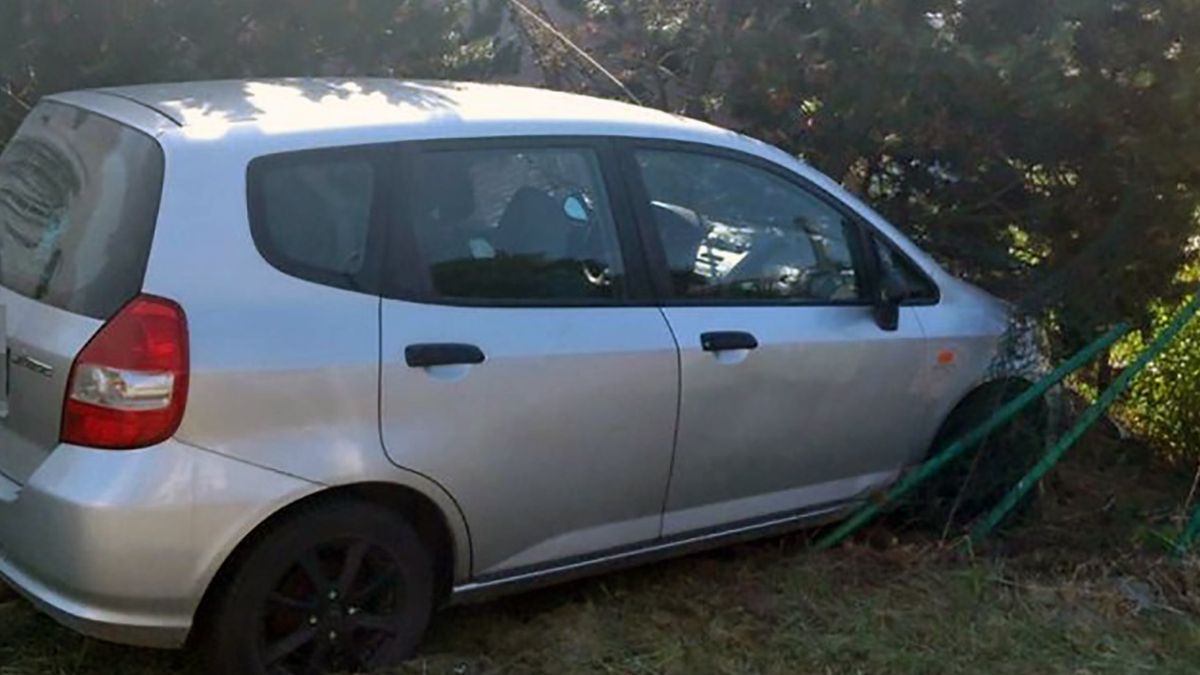 48-latek z ręką na temblaku wjechał w ogrodzenie prywatnej posesji