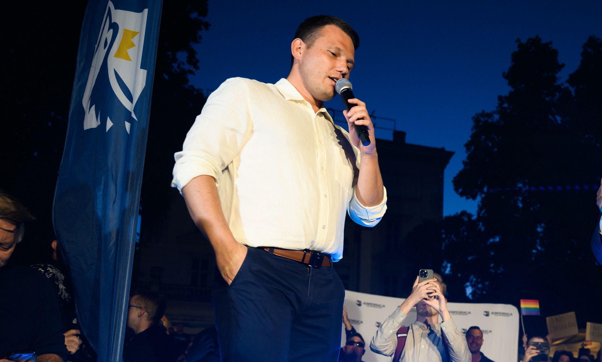 Poznań, 15.09.2023. Kampania wyborcza do parlamentu 2023. Lider Konfederacji Sławomir Mentzen (L) i ekonomista Ryszard Petru (P) podczas wymiany poglądów w czasie spotkania liderów Konfederacji z mieszkańcami Poznania na Placu Wolności, 15 bm. (jk/amb) PAP/Jakub Kaczmarczyk