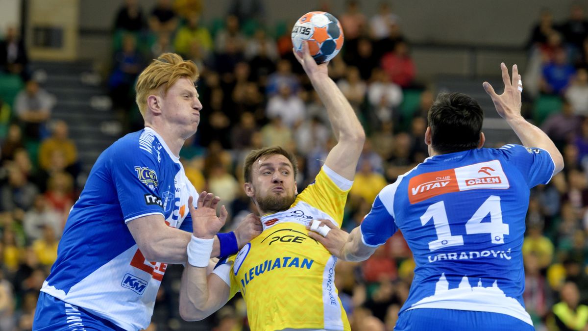 PAP / Jakub Kaczmarczyk / Na zdjęciu: zawodnicy ORLEN Wisła Płock Tomasz Gębala (z lewej) i Nemanja Obradović (z prawej) oraz Luka Cindrić (w środku) z PGE Vive Kielce 