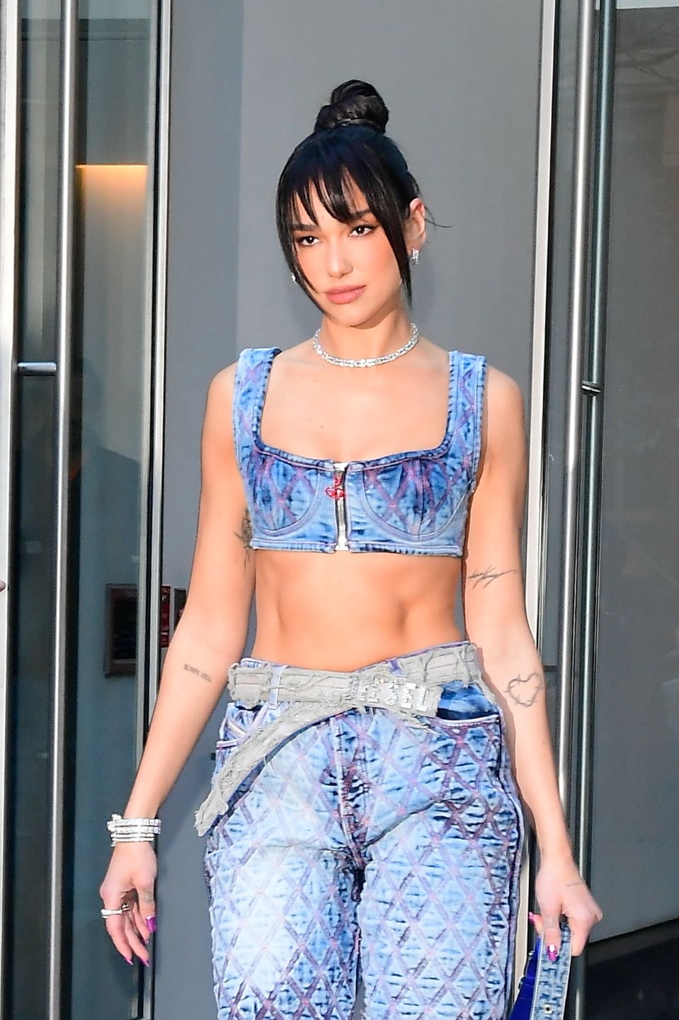Dua Lipa w jeansowym total looku
