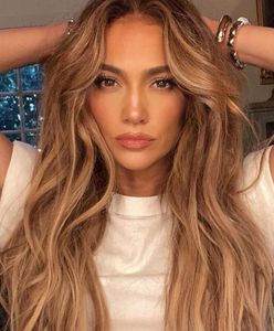 Udowadnia, że nawet w basicowych ubraniach można wyglądać zjawiskowo. Za to kochamy styl Jennifer Lopez