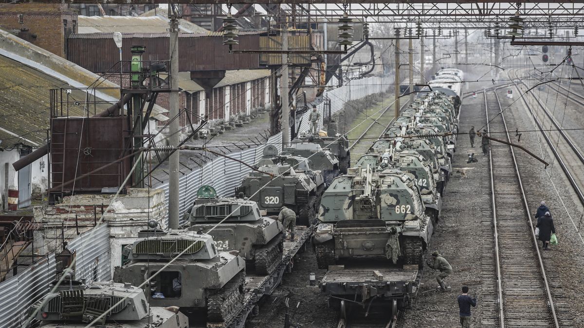 Na zdjęciu uzbrojone wozy rosyjskie