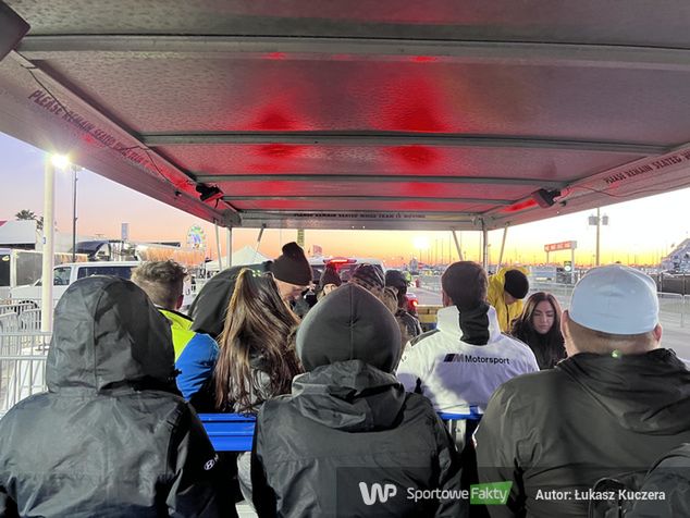 W takich warunkach przewozi się kibiców i dziennikarzy w różne części toru