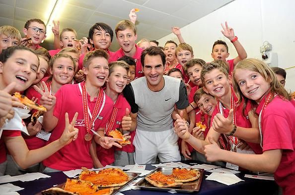 Roger Federer podczas tradycyjnego Pizza Party po finale w Bazylei (Foto: Twitter)