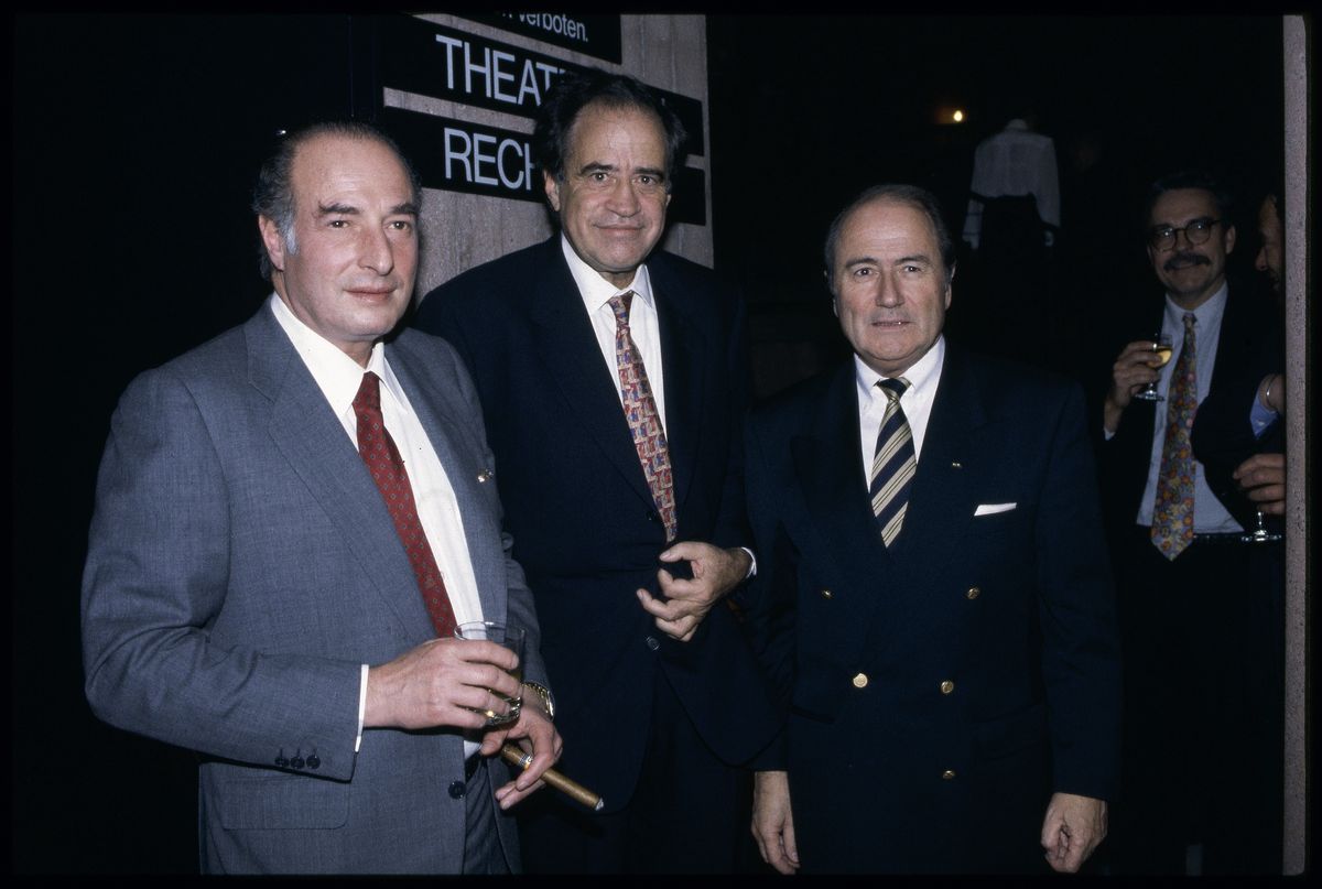 Marc Rich (pierwszy z lewej), Arthur Cohn i Sepp Blatter w 1993 roku
 (Photo by Blick/RDB/ullstein bild via Getty Images)
