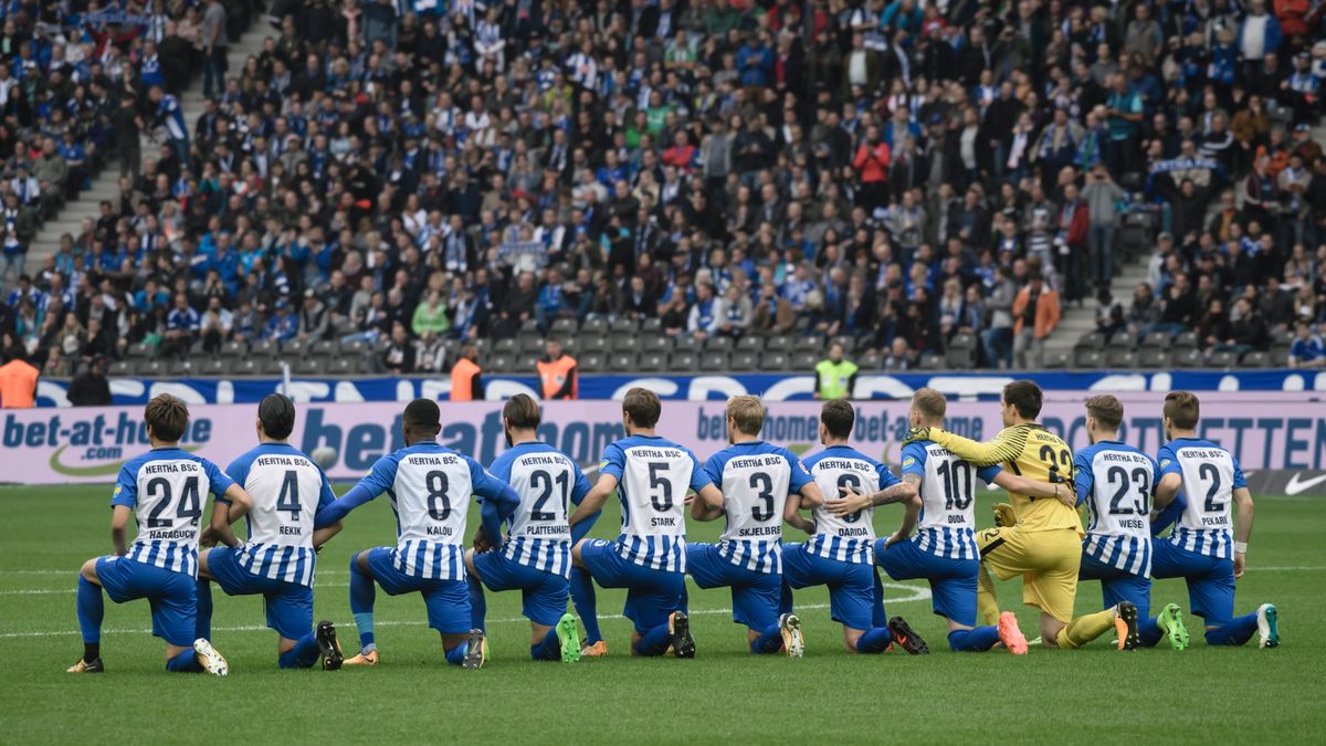 Piłkarze Herthy Berlin uklękli przed ligowym meczem z Schalke