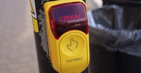 Koniec automatycznego zielonego światła dla pieszych. Włączenie przycisków od 18 maja