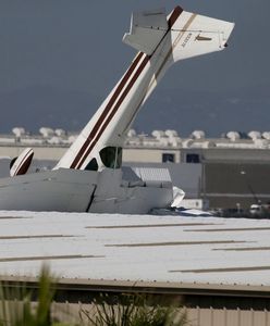 Samolot wbił się w dach budynku lotniska. Pilot cudem przeżył
