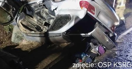Na łuku wypadł z drogi, uderzył w przepust i dachował BMW. Kierowca zginął na miejscu, pasażer trafił do szpitala