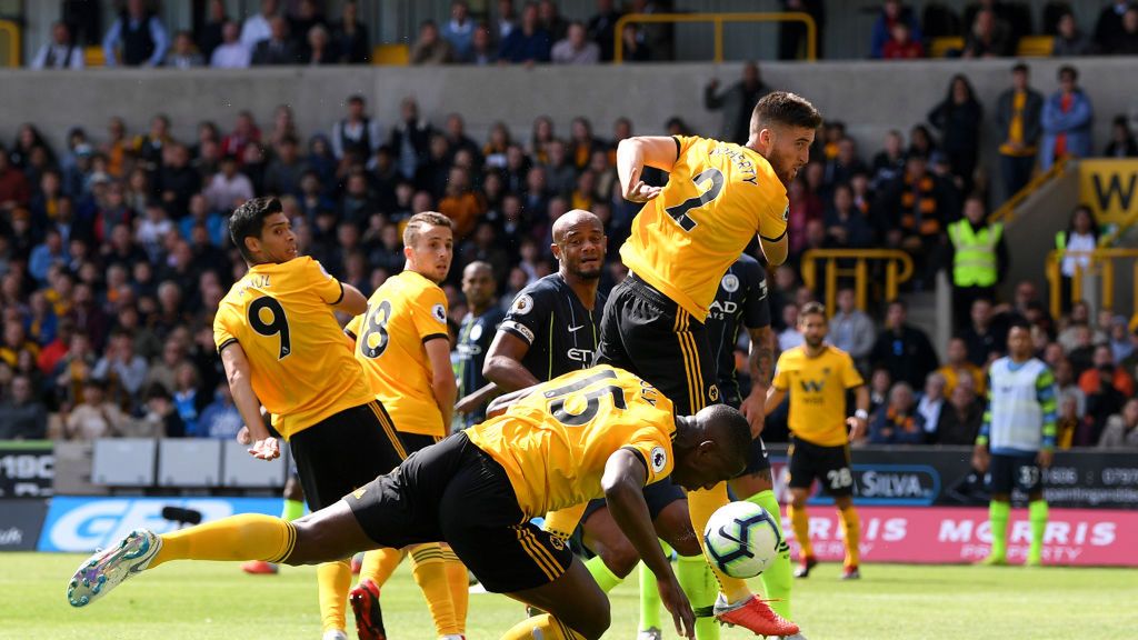 Getty Images / Shaun Botterill / Willy Boly strzela gola ręką w meczu z Manchesterem City