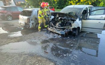 Gorzów: Podpalenie na Kostrzyńskiej. Płonęły dwa auta, sprawcy uciekli