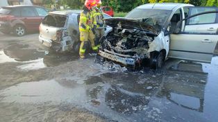 Gorzów: Podpalenie na Kostrzyńskiej. Płonęły dwa auta, sprawcy uciekli