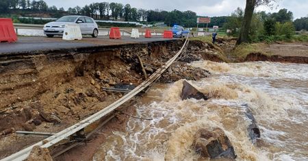 Powodzie paraliżują drogi w południowej Polsce – zamknięte mosty, drogi i przejścia graniczne