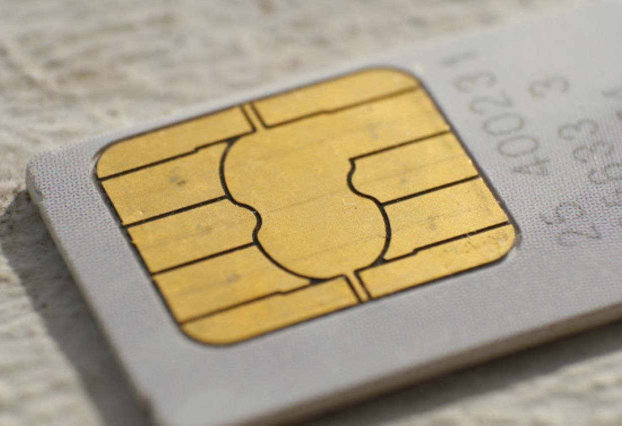 Szef MSWiA „przestrzega” przed handlem zarejestrowanymi kartami SIM