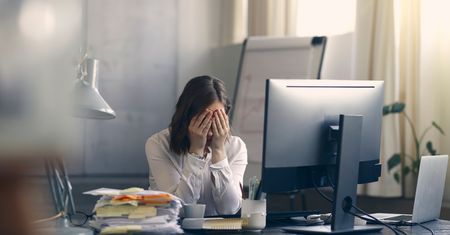 Polki znikają z rynku pracy. Ekspert wymienia trzy powody