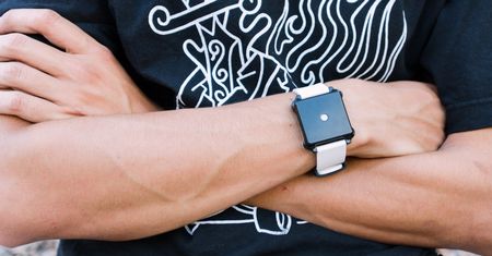 Moment - smartwatch bez ekranu, który sprawi, że poczujesz upływ czasu. Przyszłość wearables czy powrót do przeszłości?